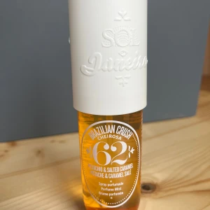 Sol de Janeiro Brazilian Crush Cheirosa 62 - Parfymmist med doft av pistage och saltad karamell från Sol de Janeiro. Endast använd ett par ggr=som ny. Jag säljer den vidare då doften inte passar mig. 