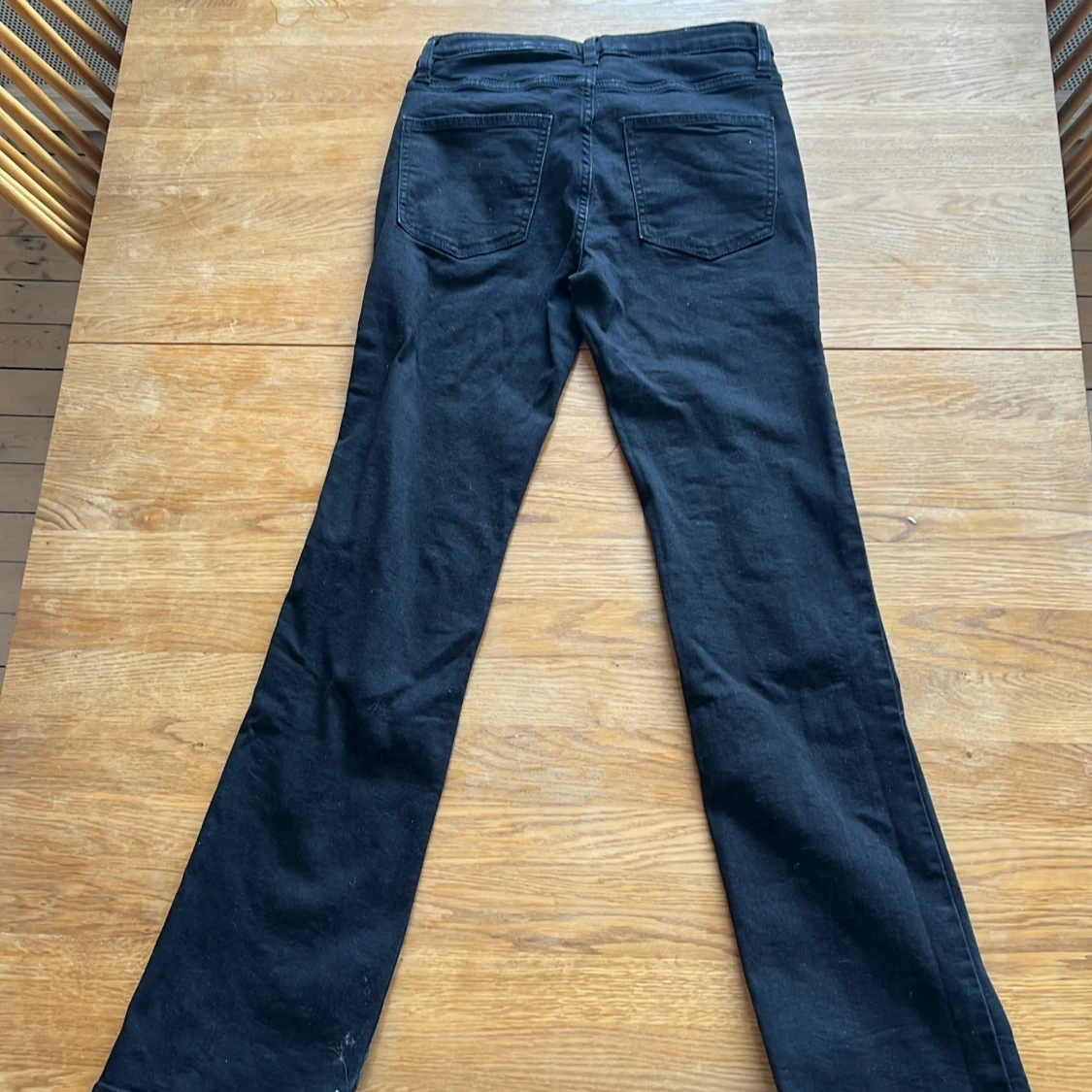 Svarta bootcut jeansbyxor - 1