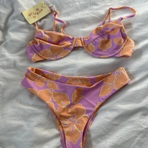 Aurelle Swim Bikini - Helt oanvänt bikini set från Aurelle Swim. Super fin och hög kvalitet! Säljer då den är för stor. Nytt pris:850kr. Pris kan diskuteras!