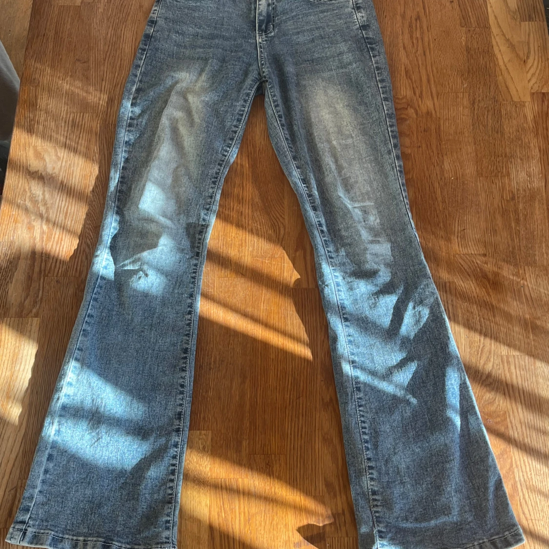 Blå bootcut jeans med broderade bakfickor - 1