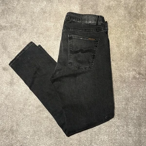 Nudie jeans - Säljer ett par nästa oanvända nudie jeans köpta på NK. Skick 9/10, strl 33/32. Nypris ligger på 1699. Skriv för flera frågor!