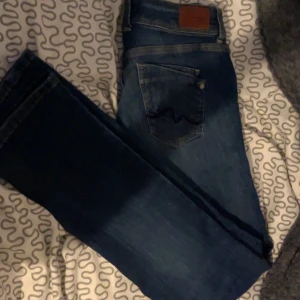 Low waist jeans  -  Raka/bootcut, om du vill ha bild på skriv privat. 