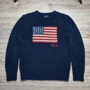 USA Ralph Lauren - Ralph Lauren tröja med usa flagga på passar dig med som har storlek xs-s eller är runt 170 tröjan är xl i barnstorlek som motsvarar xs-s i vuxen storlek 