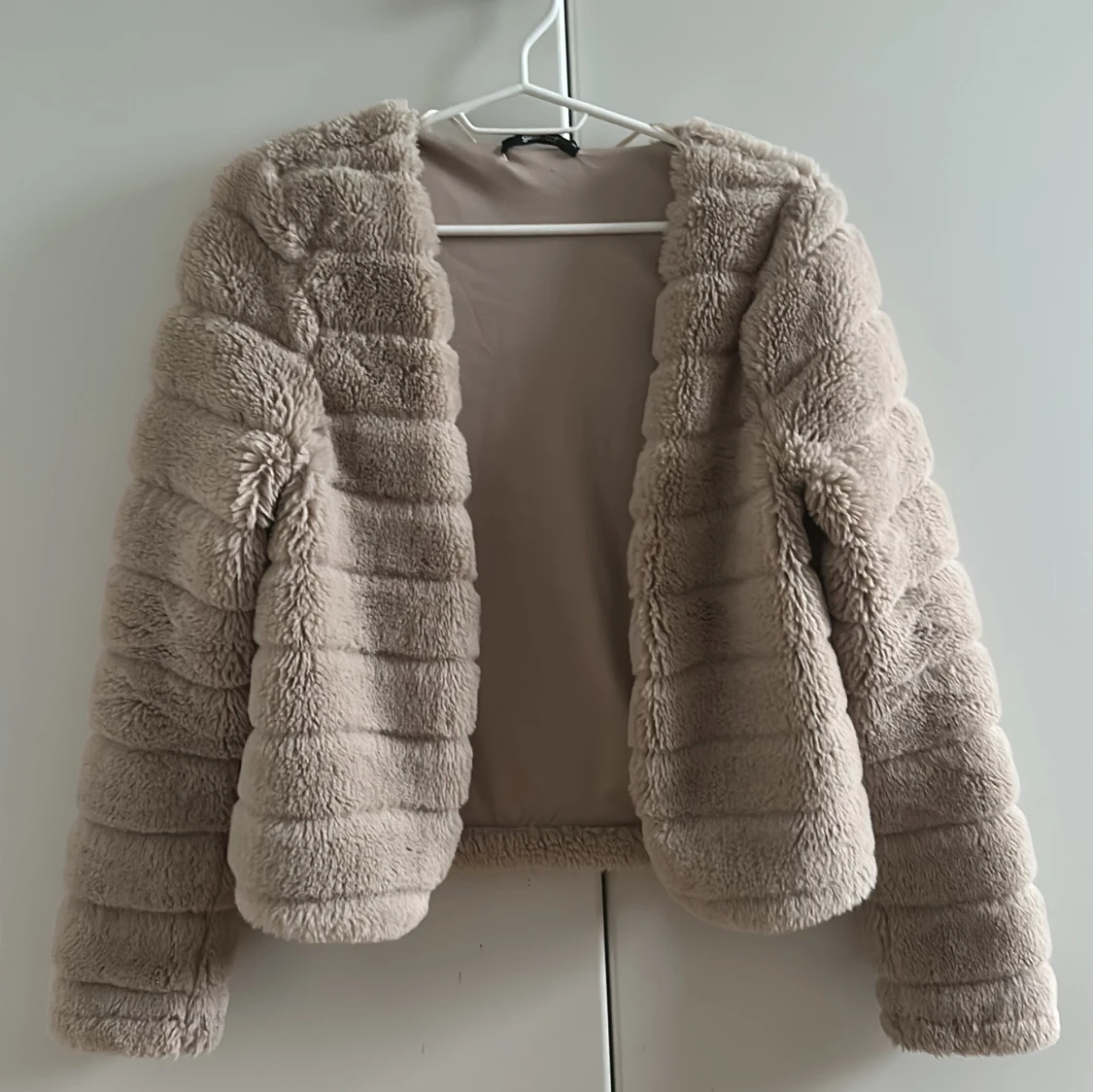 beige pälsjacka - 1