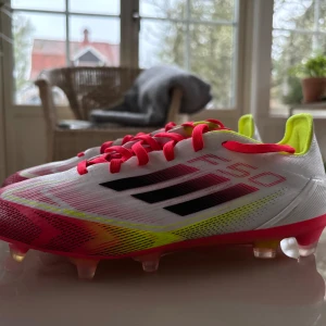Adidas F50 37,1/3 - ADIDAS F50 PRO MG PURE VICTORY - VIT/SVART/GUL/RÖD använda 2ggr därav i mycket bra skick, mycket bekväma, lättviktiga och snygga! Ord pris:1749, säljer då de är lite försmå 🙏🏼Pris kan diskuteras