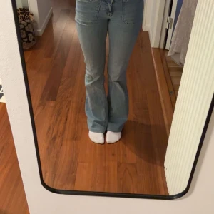 Ljusblå bootcut jeans - Säljer ett par ljusblå jeans. jeansen är i storlek 32 men ganska korta för storleken. säljs på grund av för små. De är från nelly och väldigt låg midjade, finns inte kvar länge. pris kan diskuteras
