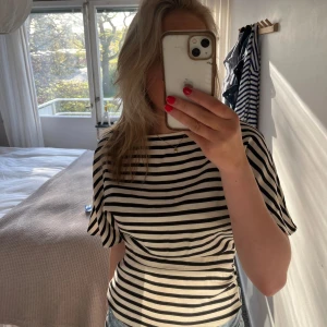 Randig tröja  - VÄRDENS finaste tröja som aldieg är använd. Sitter tajtare runt midjan vilket ger en sån fin detalj. Så så fin till sommaren och helt ny och aldrig använd💕