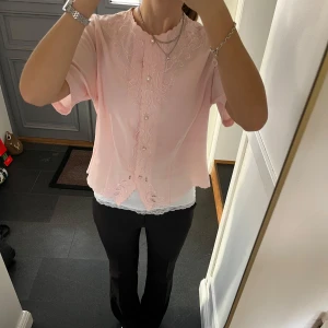 Rosa topp - Rosa kortärmad topp med knappar i storlek S från Spader Dam. Fint skick. Skulle säga att den även passar M. Använd gärna köp nu!