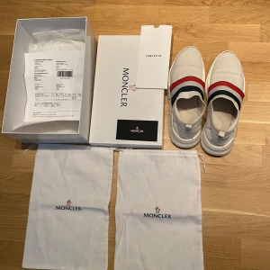 Moncler Adon Sneakers  - Storlek 44, bra skick, allt på bilden medföljer. Även kvitto som visas på bilden. 