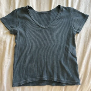 Mörkblå ribbad t-shirt med v-ringning - Från Brandy Melville