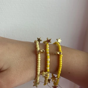 3 pack gula armband 💛 - Säljer detta 3 pack egengjorda gula armband. :) fås i en presentpåse. Välj postombud (ej instabox)  