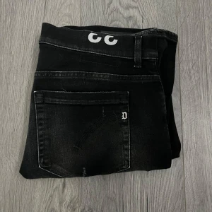 Dondup George  - Dondup Geroge köpta på Care Of Carl för 2059 kr. Ingen tecken på anvädnigt och väldigt fina och stilrena jeans, just denna färgen är väldigt unik och eftertraktad på marknaden. Storlek 33. Inga tecken på anvdäning