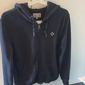Morris zip hoodie - Säljer min stilrena Morris zip hoodie då den inte kommer till användning längre. Använd fåtal gånger så fortfarande i väldigt bra skick nypris 1800! Mitt pris: 599