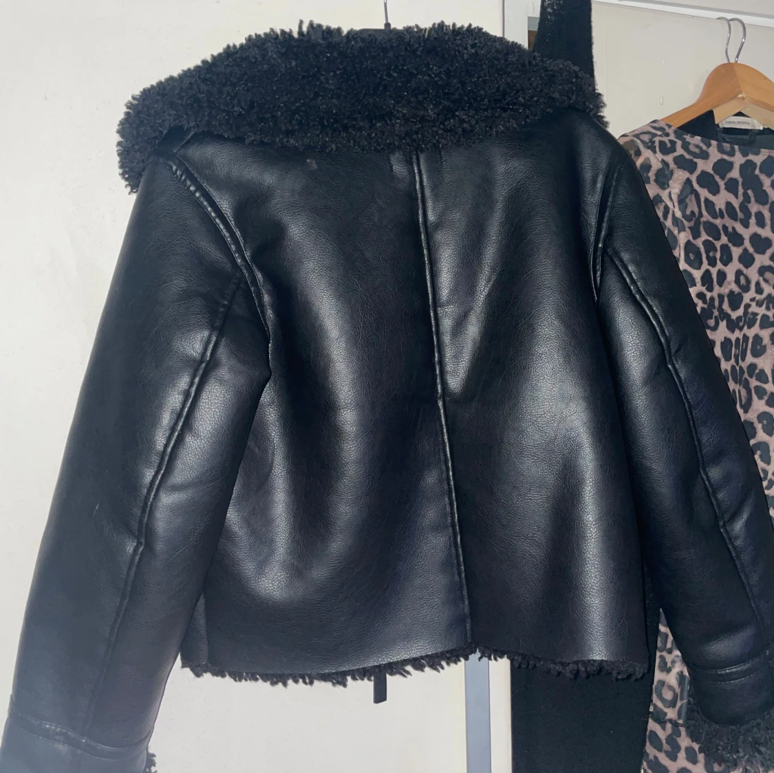 Svart skinnjacka med fuskpälsfoder från H&M - 4
