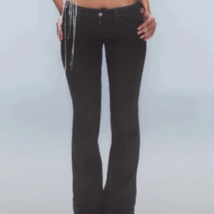 Cheap Monday lowwaist jeans - OBS! Endast INTRESSEKOLL⚠️ Köp INTE direkt utan kontakta mig först🫶🏼  As snygga, populära o trendiga väldigt lågmidjade jeans. Alltid slutsålda. Knappt använda pga att de var för långa för mig🩷 Jag är ca 168cm o har storlek 29/34 på dessa.   Vid fler bilder osv hör gärna av dig🩷