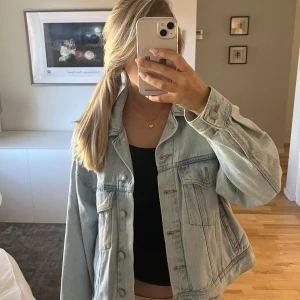 Jeansjacka - Snygg ljusblåa jeansjacka i storlek M, den har två fickor fram och två stora fickor på insidan av jackan! Den är i jättefint skick och fin till våren och sommaren nu❤️