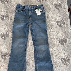 Blå flare jeans från cubus - Säljer ett par klassiska blå flare jeans från cubus, modell Bootcut Blake. Jeansen har normal passform, med utsvängda ben och femficksdesign. Perfekta för dig som gillar en tidlös denimlook. Skulle säga att byxorna sitter mer som S och inte M, prislappen sitter kvar är endast testade!