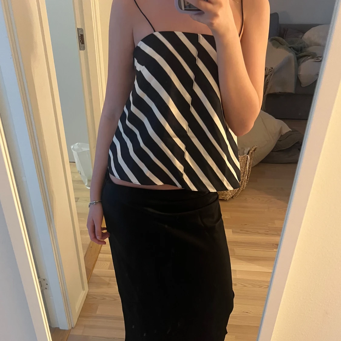 Svartvit randig linnetopp från Dagmar