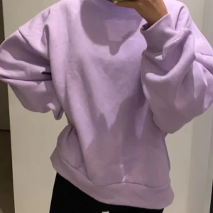 Ljuslila oversized sweatshirt - Säljer en oversized ljuslila sweatshirt.