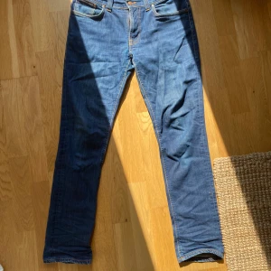 Nudie jeans  - Nudie Jeans Thin Finn – Fyndläge! Säljer ett par Nudie Thin Finn i nyskick – knappt använda!   Storlek 34/34 men passar också 33 och 32 Rå denim som formar sig efter din kropp och åldras snyggt med din egen unika tvätt.   Snygg passform och grym kvalitet.    Först till kvarn! Priset är alltid förhandlingsbart – släng iväg ett meddelande 