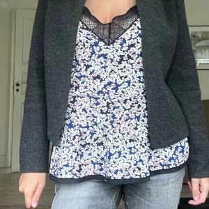 Grå kofta - Säljer denna stiliga kofta från Zara som verkligen passar med vilken topp som helst! Älskar denna kofta och säljer den för 200 kr, nypris var 499💗 