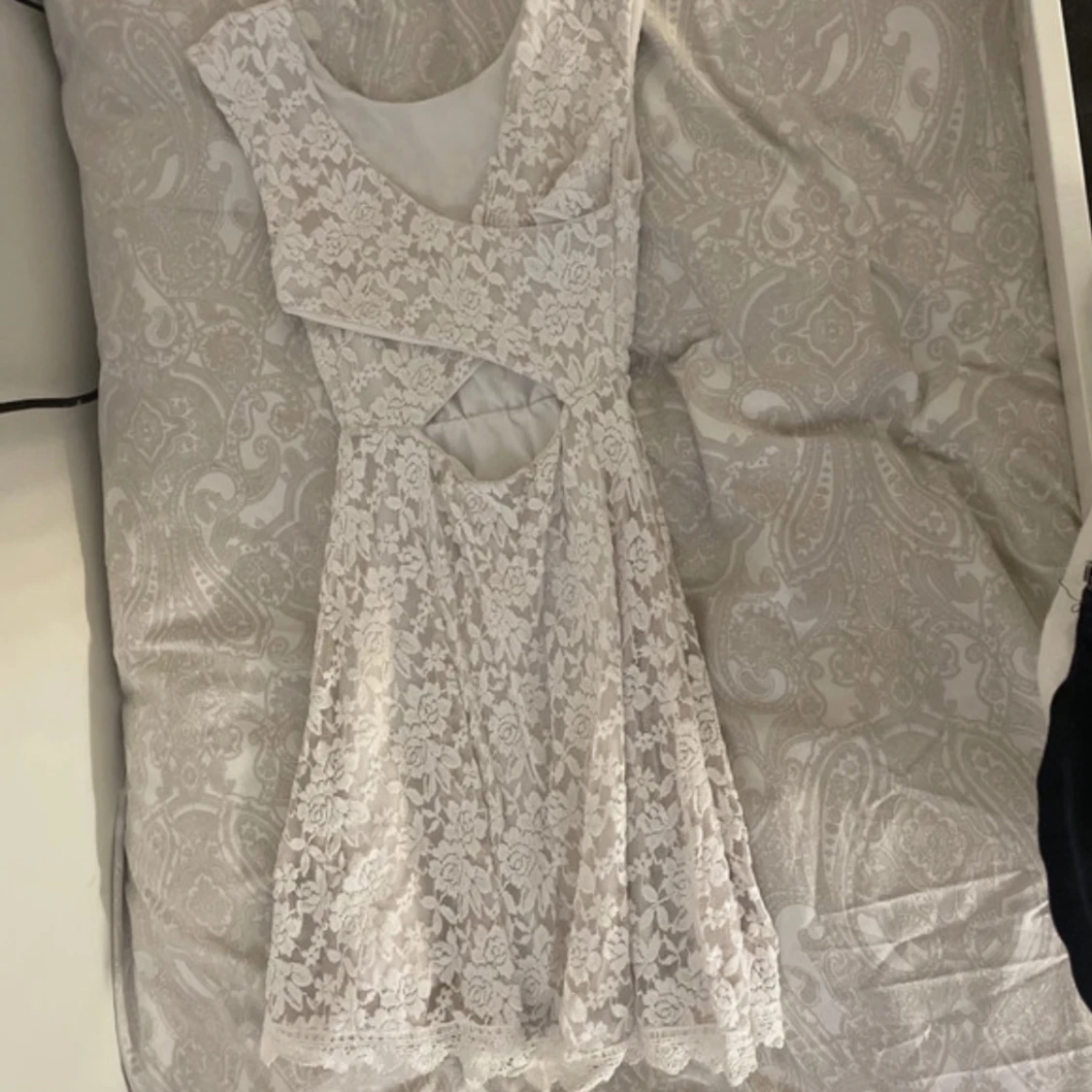 Vit spetsklänning med öppen rygg - 1