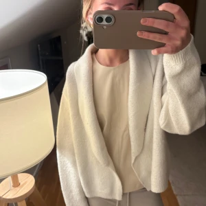 Vit kofta  - Super fin vit kofta från &other stories