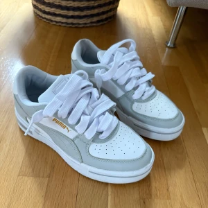 Puma CA pro  - Ett par fräscha Puma sneakers i bra skick! Använt ett par gånger. Pris kan diskuteras. Storlek 40,5. 
