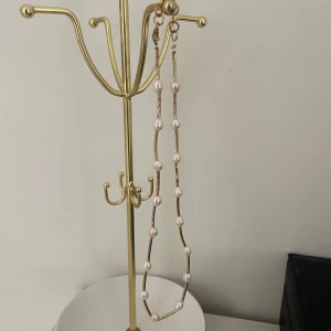 Guldigt halsband med pärlor - Fint guldigt halsband med pärlor från en smyckesbutik i Mexiko. Aldrig använt. 42 cm💕