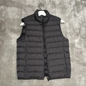 Svart Uniqlo Väst - Tja säljer nu en svart lätt-vikts väst från Uniqlo i storlek XS för endast 199kr! Pris är ej hugget i sten, hör av er i dm vid funderingar 🙌