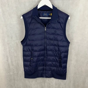 Ralph Lauren väst - Riktigt soft väst av Ralph Lauren. Storlek S, modellen är 185. Nyskick