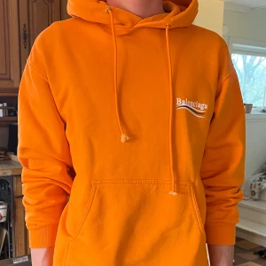 Balenciaga hoodie - Säljer en orange hoodie från Balenciaga. Skicket är bra!