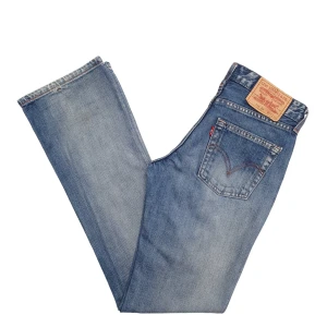 Levis  low bootcut  545  - Lågmidjade levis jeans köpte i USA secondhand. Första bilden är lånad. 