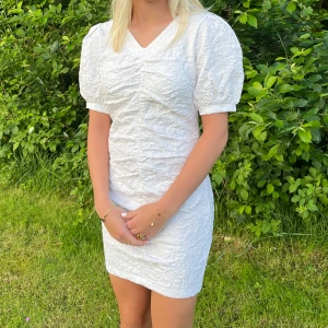 Vit kort klänning - Säljer min fina studentklänning. Endast använd under studenten så den är i ett mycket bra skick.