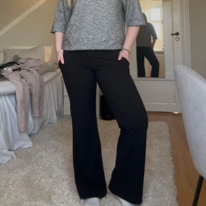 Svarta kostymbyxor Alobha Label - Säljer ett par kostymbyxor från Alobha Label. Använda fåtal gånger och vi väldigt fint skick. De är uppsydda till mig som är 164, men går att sprätta upp för 5-6cm extra💕