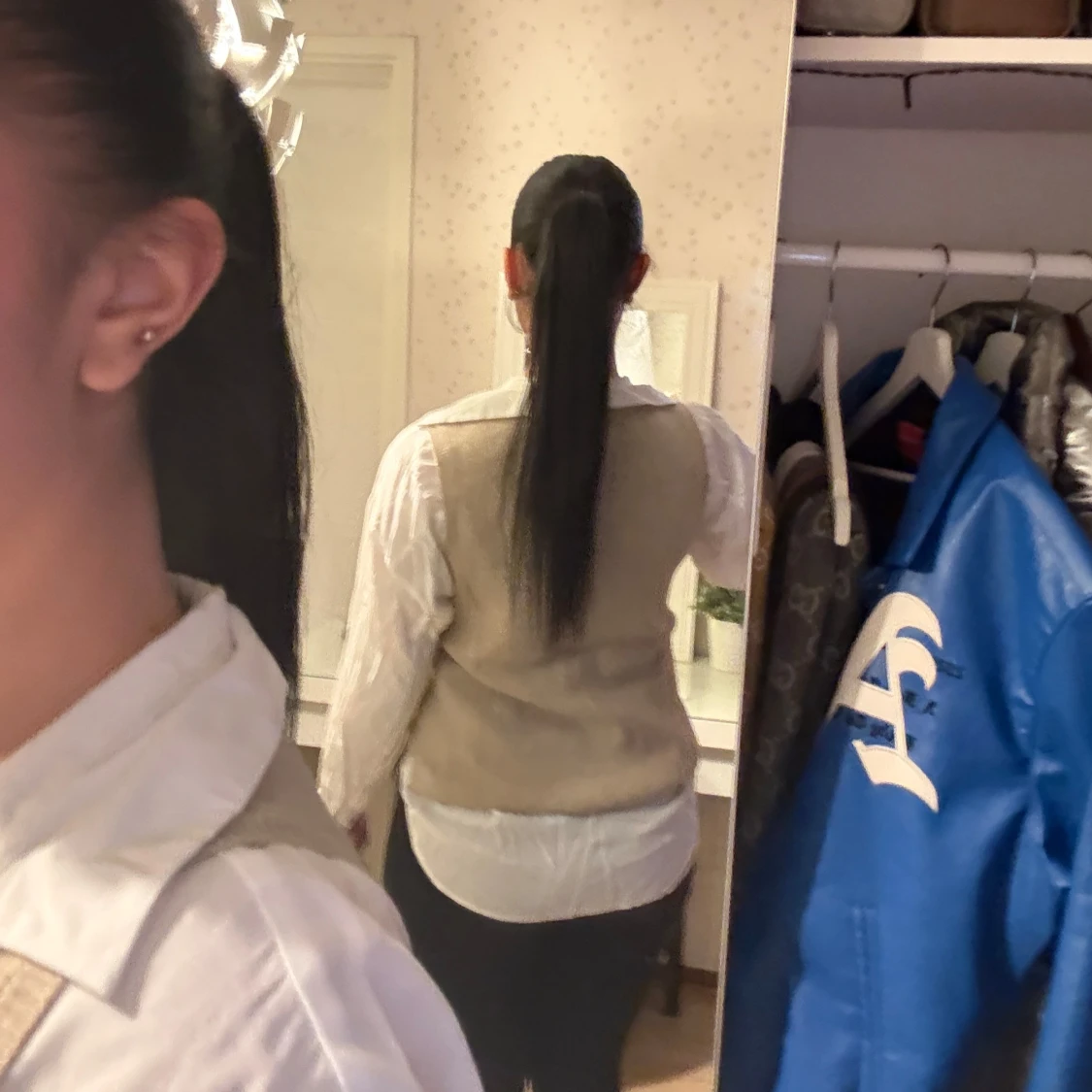 Beige stickad väst från Vila - 1