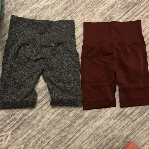 Grå och vinröda cykelbyxor/träningshorts med hög midja  - Två par helt nya cykelsbyxor/träningsshorts, ett par i en mörkare grå och ett i vinrött. Båda har hög midja och är tillverkade i stretchigt material som sitter tight. Båda har skrunch där bak som bidrar till ett fint lyft.  Perfekta för träning eller vardagsaktiviteter. Storlek S. Pris kan diskuteras vid snabb affär!💕