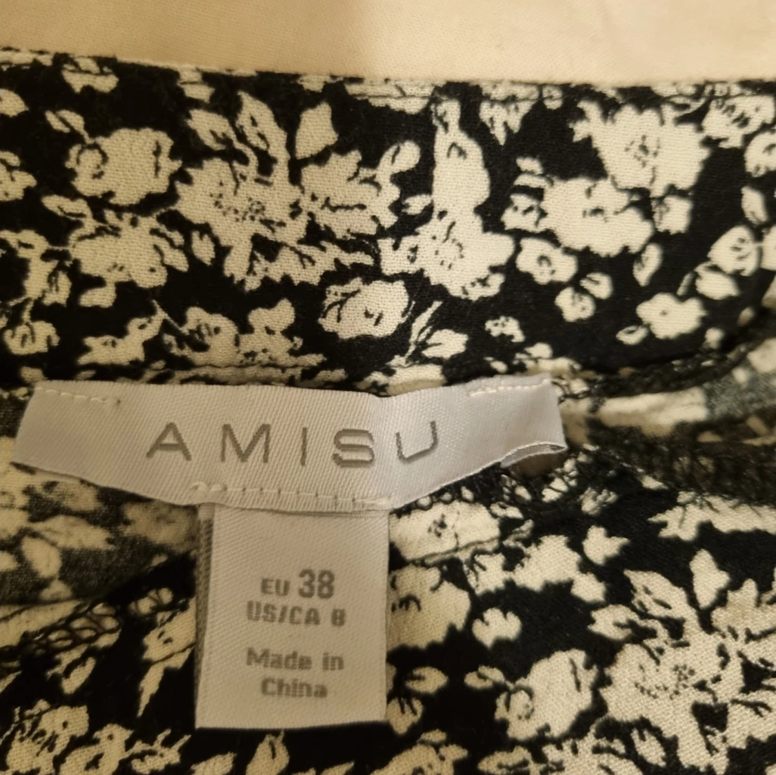 Svartvit blommig långklänning från Amisu - 2