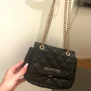 Valentino väska  - Säljer min snygga valentino väska , fick i julklapp förra året , använd men mycket bra skick , säljer för 290