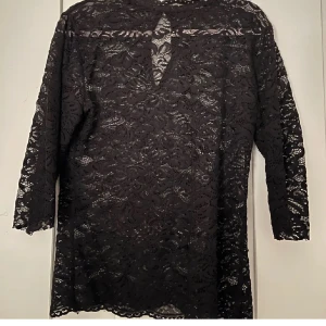 Spets topp - En svart spets topp med trekvartsärmar i strl M. Bra skick! Perfekt till fest!