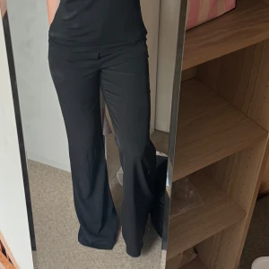 Svarta kostymbyxor med bootcut - Jätte snygga kostymbyxor från CHLOE B x NA-KD🌸🌸