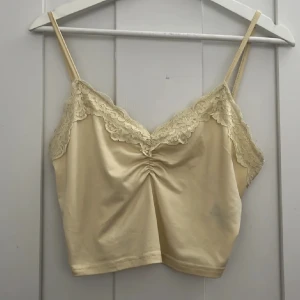 Gulligt gult linne med spets - Gulligt gult linne med spets i strl M. Bra skick!