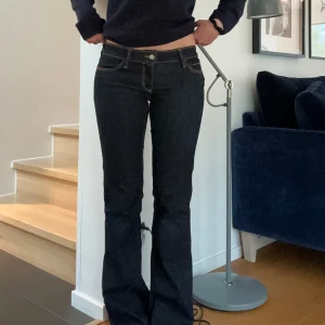 Lågmidjade bootcut jeans  - Säljer dessa superfina jeans från weekday i nyskick. Jag är 170 och de är långa i benen på mig , färgen syns bäst på sista bilden 