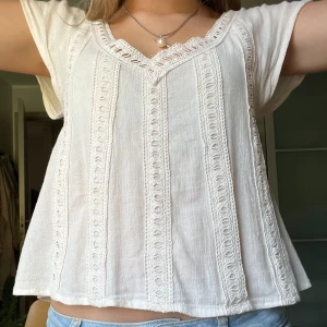 Vit blus med broderier  - Vit blus men broderier, tunt material. Använd men inte några tydliga defekter, köpt second hand. 