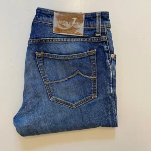 Jacob cohen jeans 622 - Marinblåa Jacob cohen jeans (Storlek 35) längd 98cm Midjebredd 42cm // modellen är 622 vilket är mer straight fit ||  Mycket bra skick ||  Pris kan diskuteras ||  Skriv vid minsta fråga eller fundering💯🤝