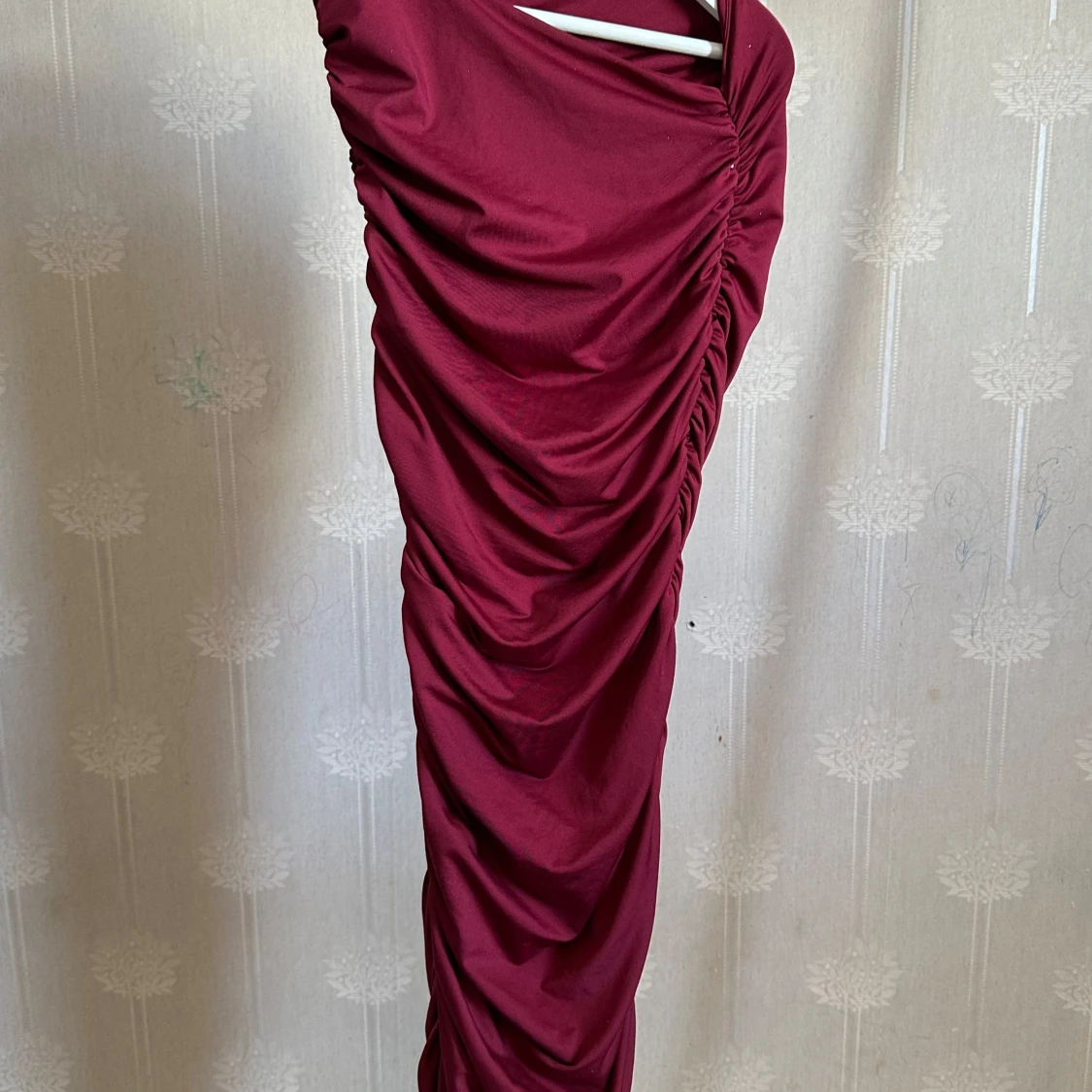 Vinröd one shoulder klänning från Oh Polly - 1