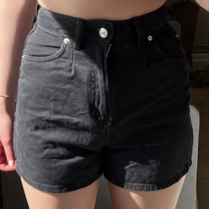 Svarta högmidjade jeansshorts 🖤 - Säljer ett par svarta högmidjade jeansshorts! Passar 32-34 i storlek🖤 Inga defekter, i bra skick! 🥰