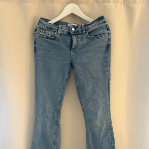 Ljusblå bootcut jeans - Säljer ett par klassiska ljusblå jeans med bootcut passform och låg midja. Dom är från Gina Tall och passar mig som är 170cm. Innerbens mått: ca 82cm, bra skick