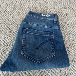 Dondup Jeans  - Snygga blåa Dondup jeans i nyaste modellen och helt nya (aldrig använda!) Modell George! Kontakta vid några funderingar.