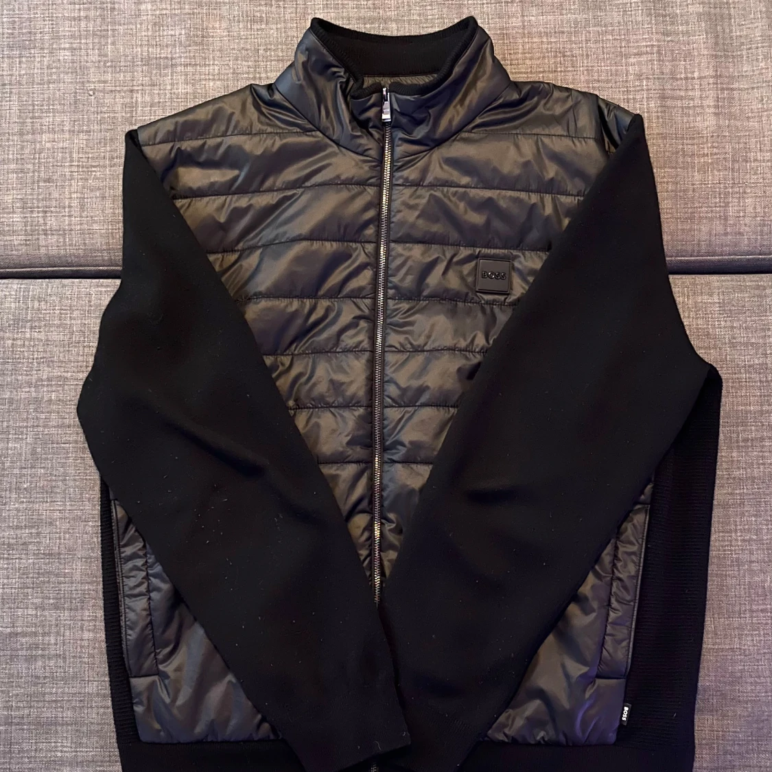 Svart hybridjacka från BOSS